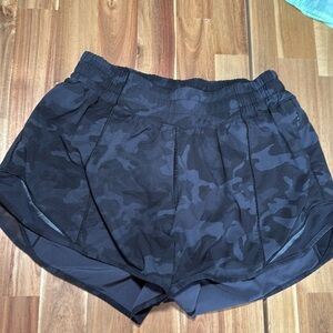 Lululemon hottie hot shorts 2.5 inch size 6 camo color black